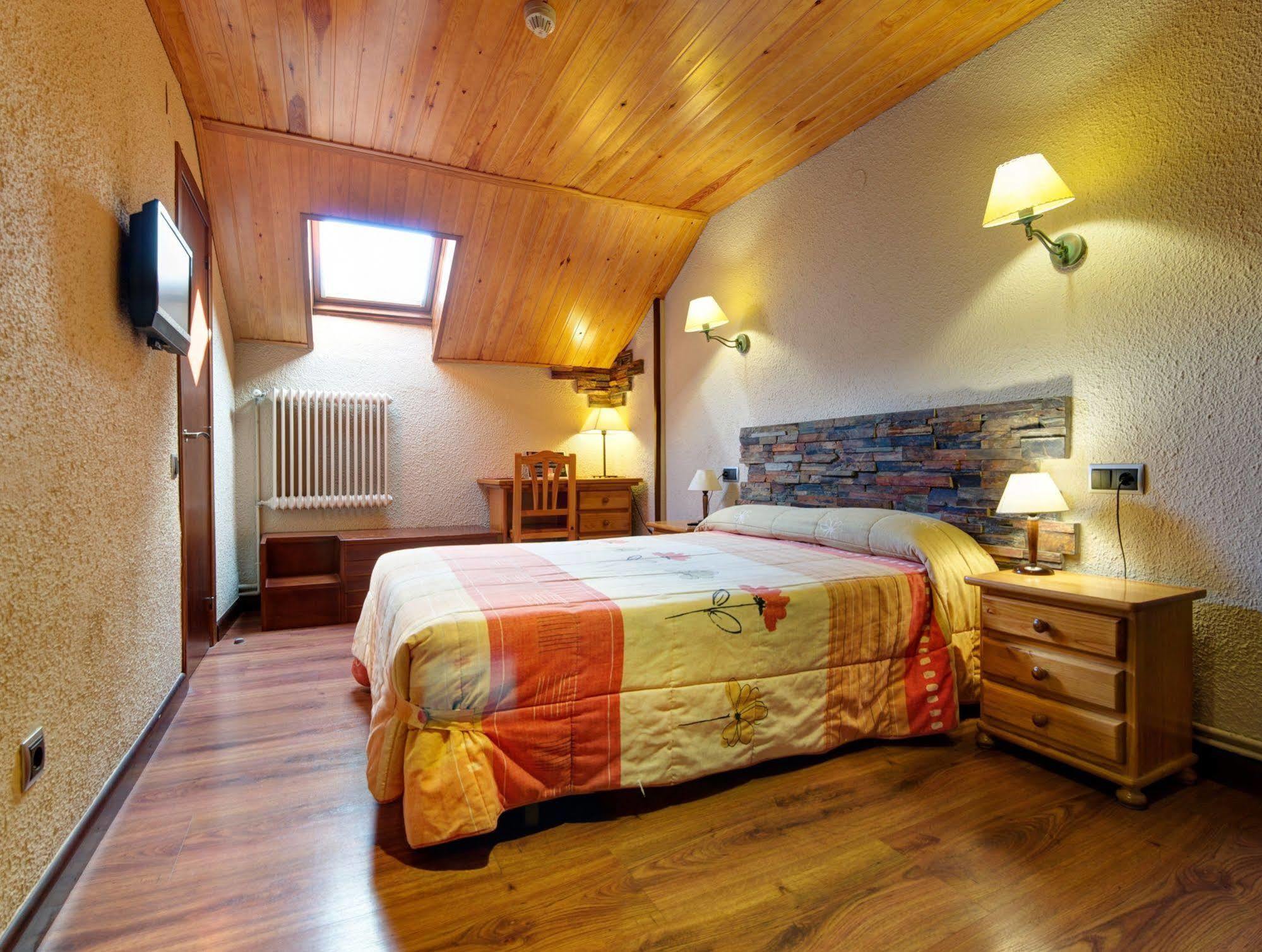 Hostal La Plaça Erill la Vall Extérieur photo